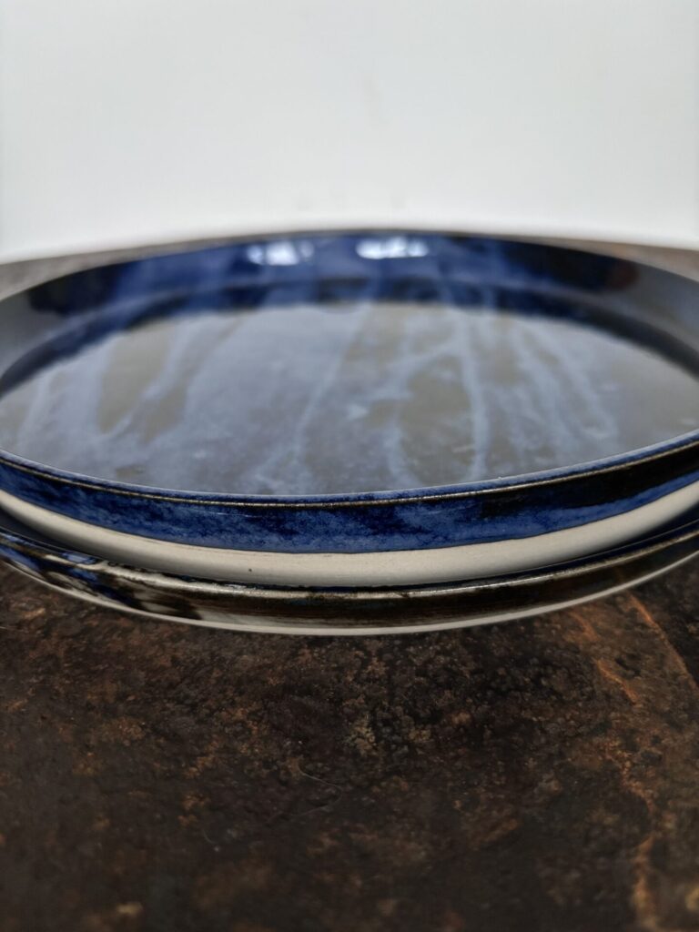 assiettes plates bleu fjord